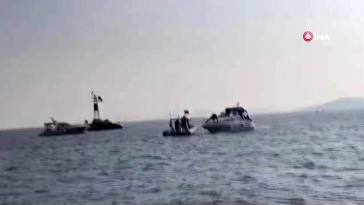 Kadıköy\'de kayalıklara çarpan iki tekne kurtarıldı