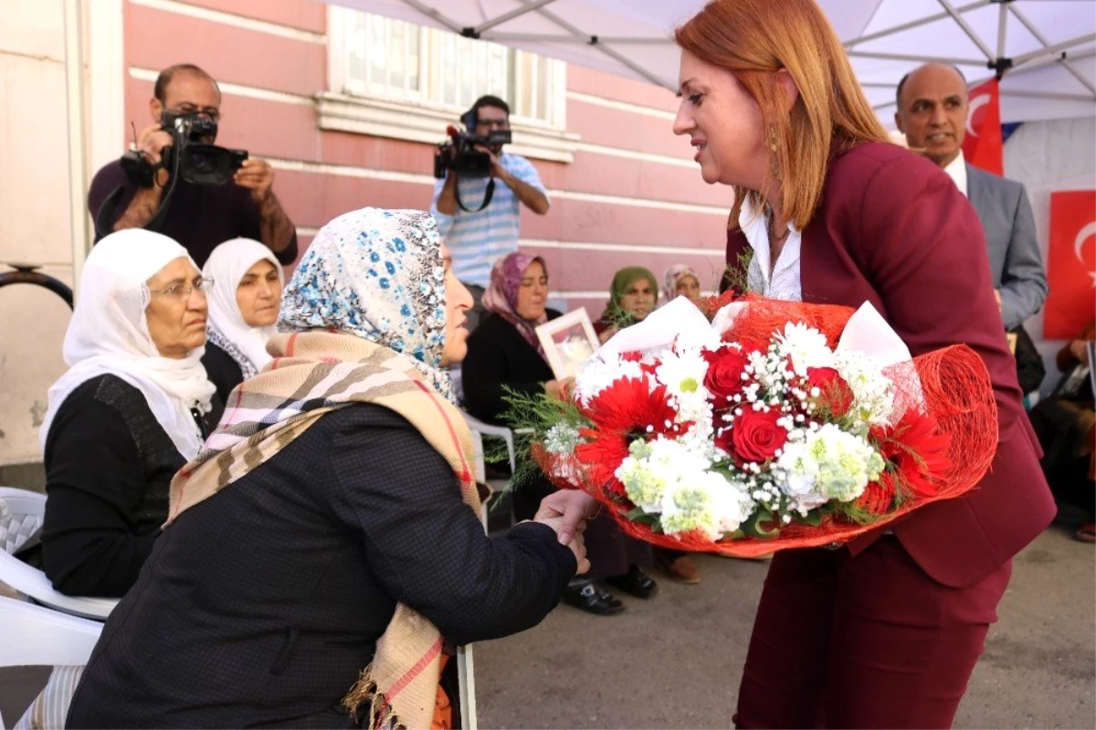 Kadın öğretmenlerden, HDP önünde evlat nöbeti tutan annelere destek