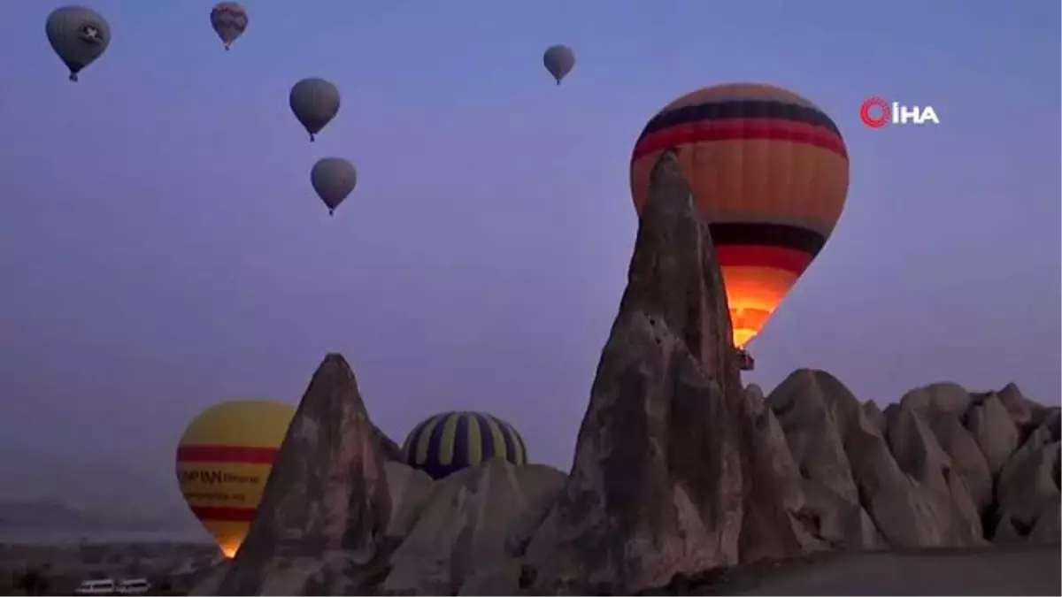 Kapadokya\'da balonlar kartpostallık görüntüler oluşturdu