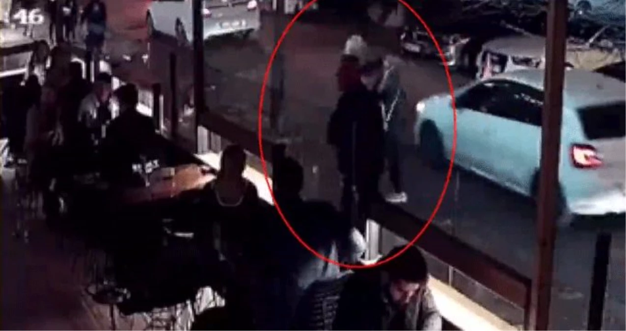 Karaköy\'den sonra Beşiktaş\'ta da çirkin görüntüler! Türbanlı kadına yumruklu saldırı