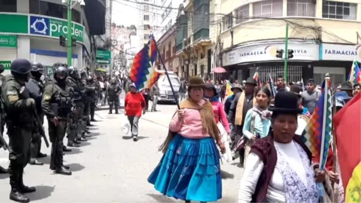 La Paz\'da düzenlenen gösteri polisin müdahalesi ile sona erdi