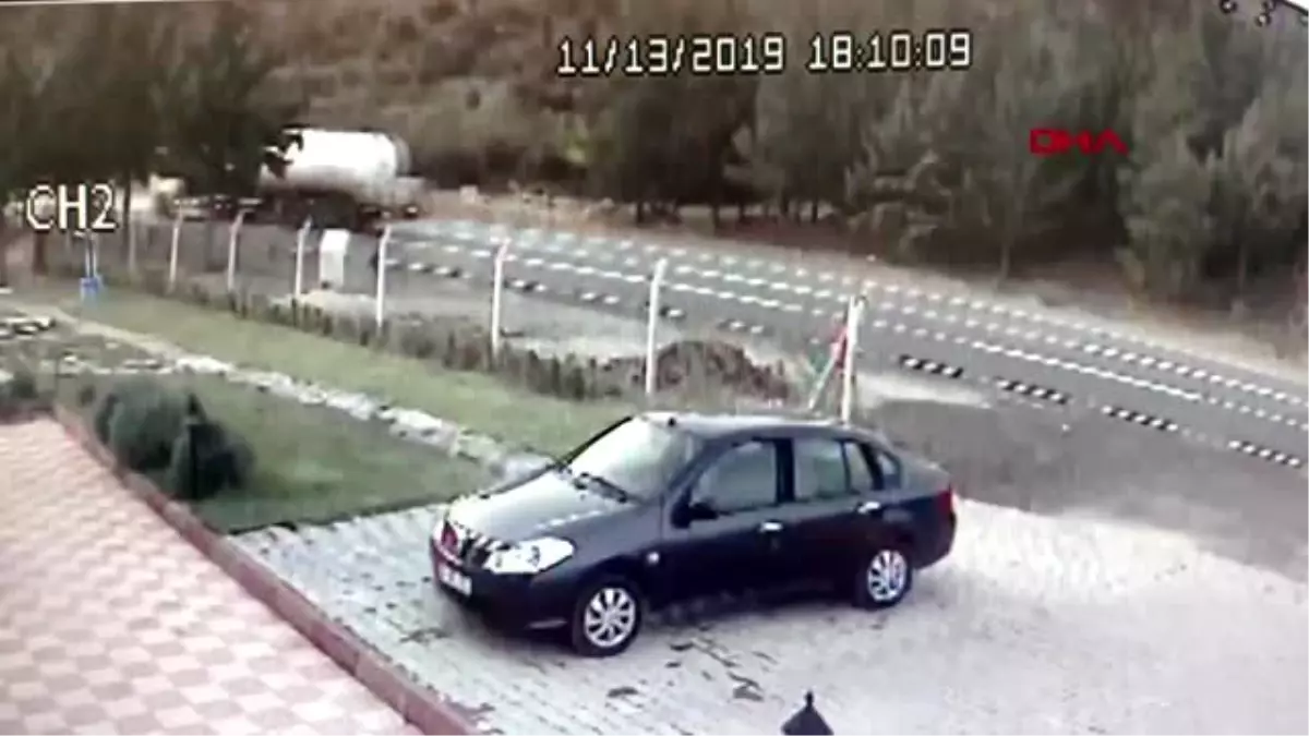 Nurdağı\'nda otomobil şarampole yuvarlandı 2 yaralı