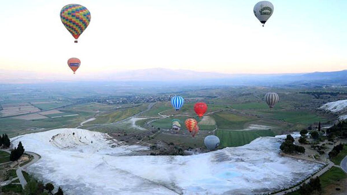 Pamukkale\'de balonlar 153 bin kişiyi uçurdu
