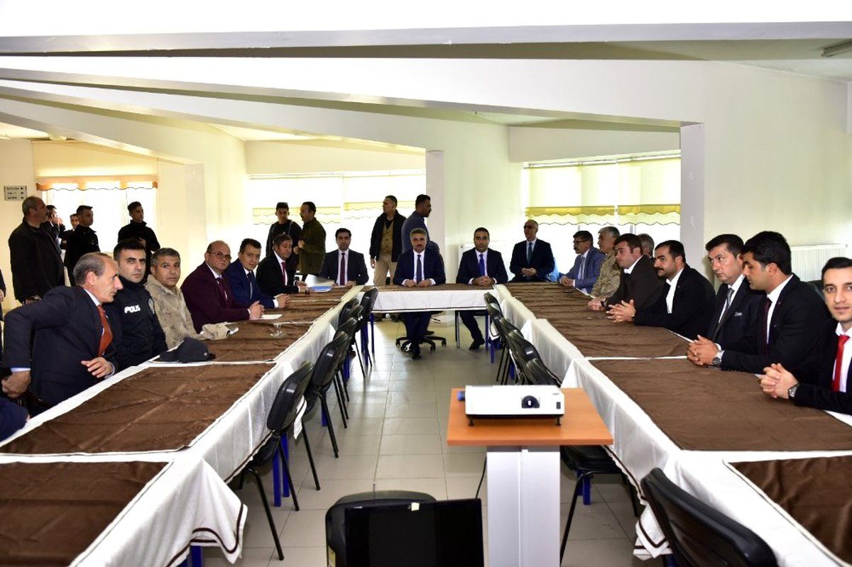 Vali Baruş, Doğanyol\'da muhtarlarla buluştu