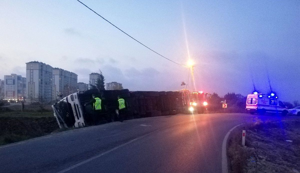 Virajı alamayan tır bisikletlinin üzerine devrildi: 1ölü