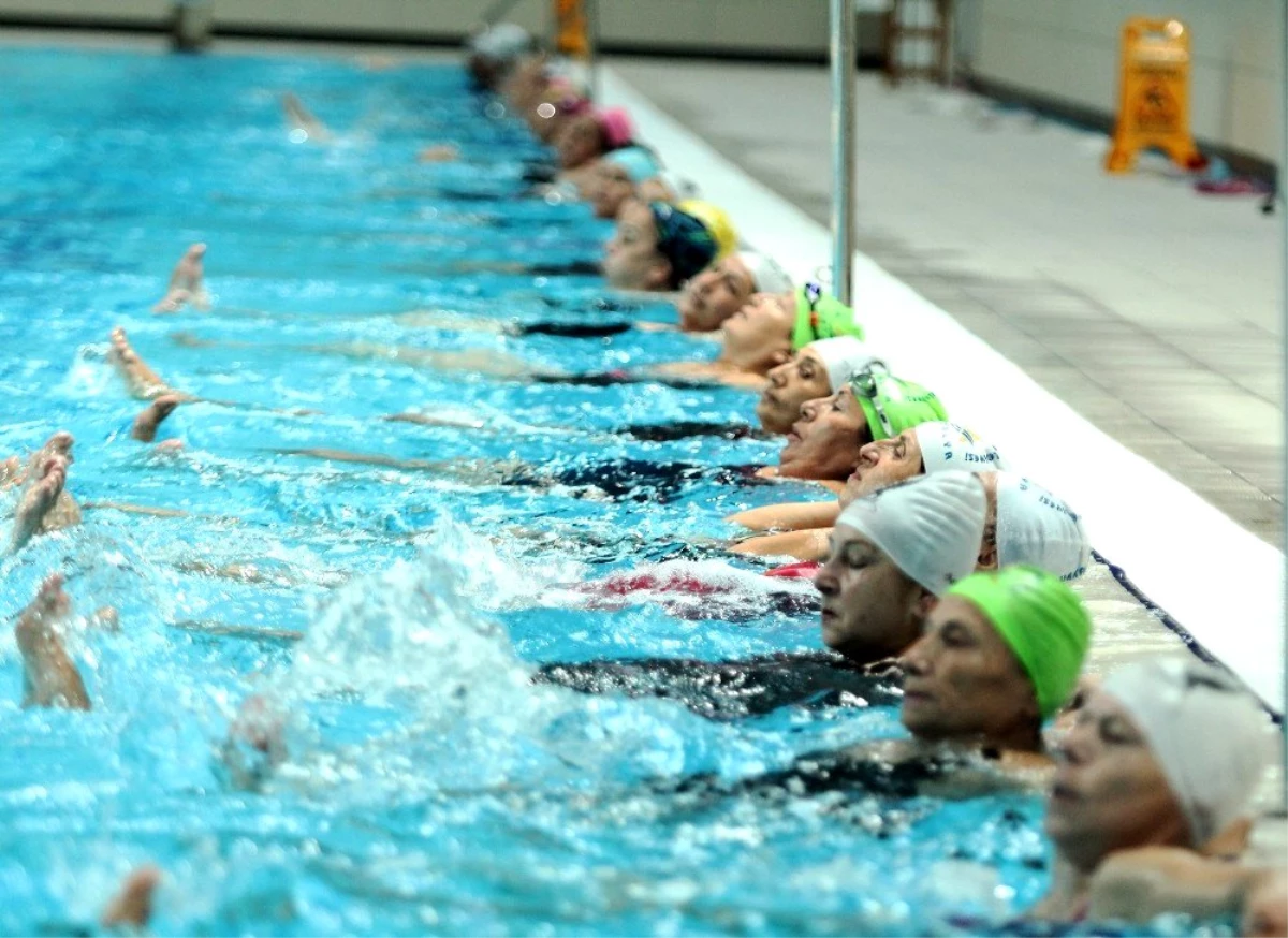 Antalyalı kadınlar, havuzda jimnastik ile form tutuyor