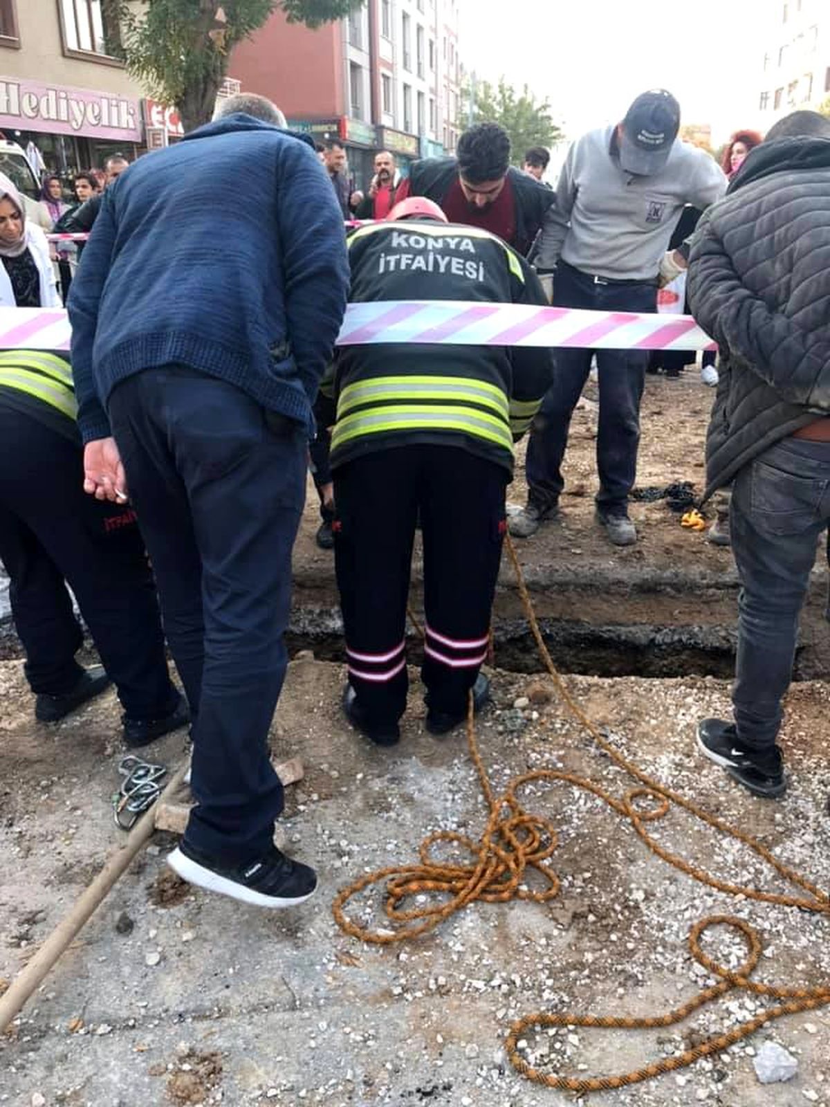 Çukura düşen engelliyi itfaiye kurtardı