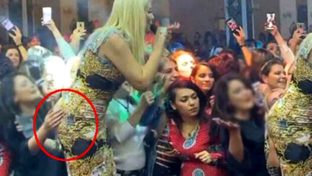 Hayranı Selin Ciğerci\'nin kalçasına dokunca...