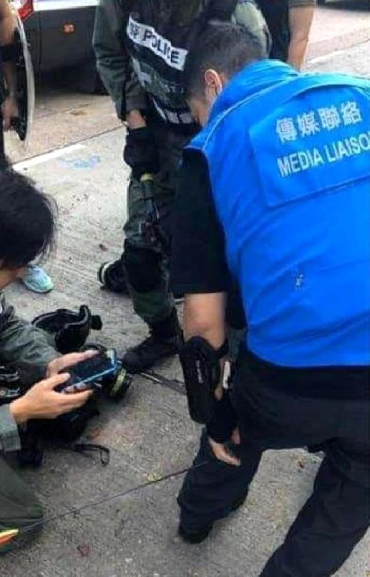 Hong Kong\'da protestolarda bir sağlık görevlisi ok ile vuruldu