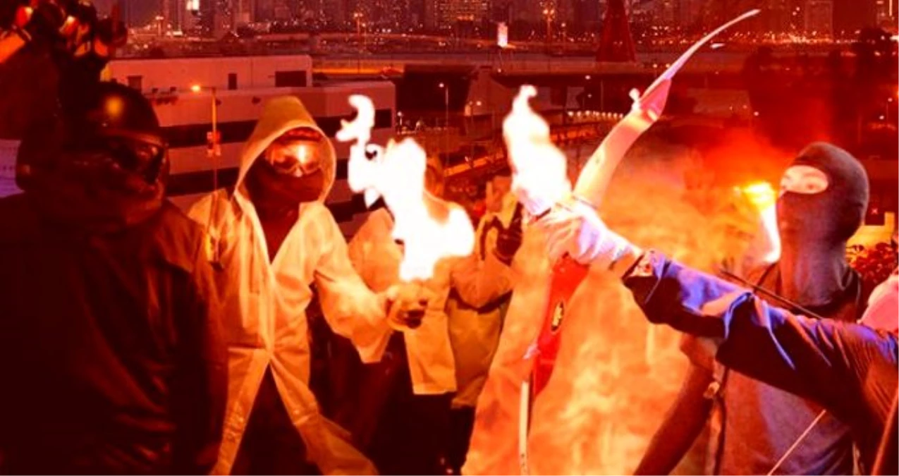 Hong Kong savaş alanına döndü! Eylemciler polise ok ile saldırıyor