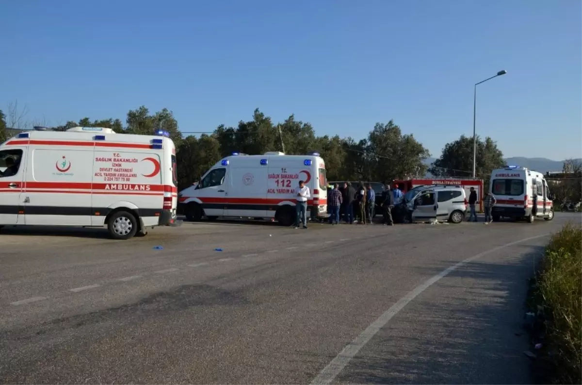 İki araç kafa kafaya çarpıştı: 10 yaralı