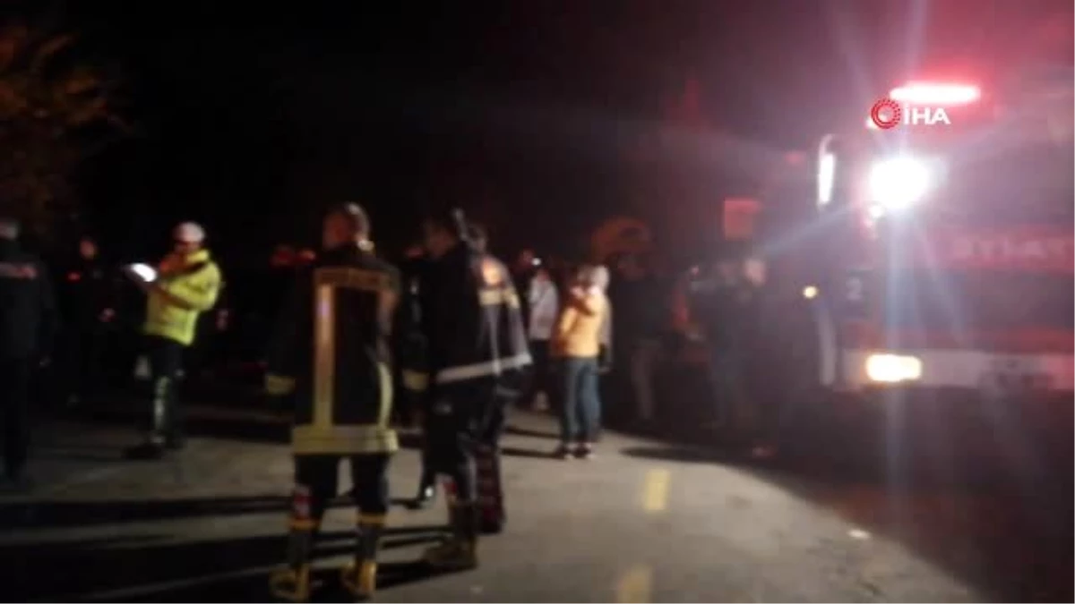 Isparta\'da kaza yapan kamyonetin çarptığı elektrik direği evin çatısına devrildi: 2 ağır yaralı