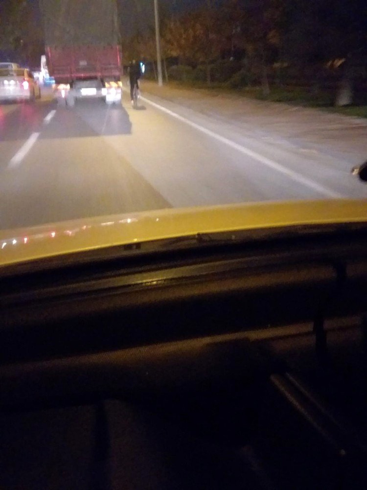 Kamyon arkasında tehlikeli bisiklet yolculuğu kamerada