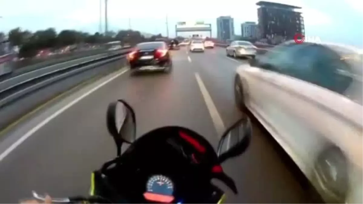 Motosikletli magandalar mega kentte yine trafiği birbirine kattı