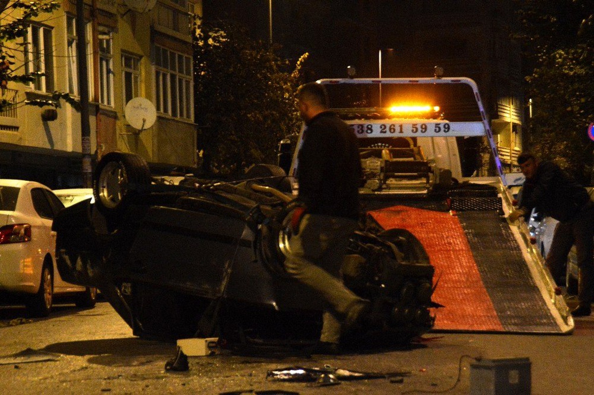 Otomobil ile polisten kaçan 2 kişi cadde üzerinde bulunan 1 jip, 5 otomobile çarptı