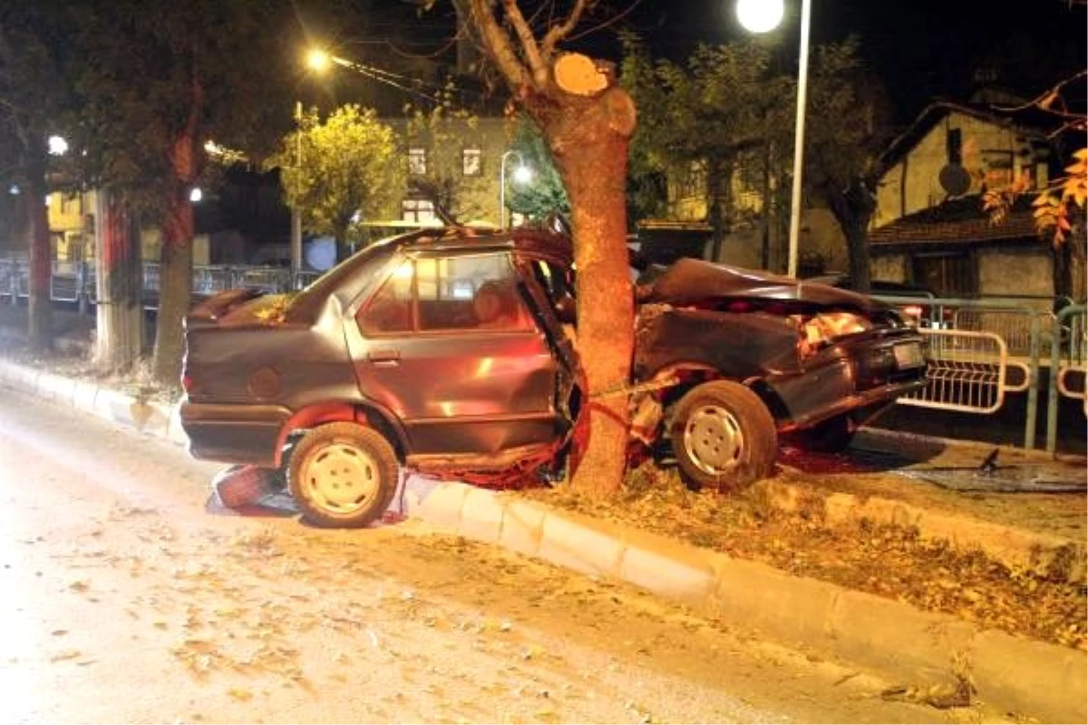 Otomobil önce kaldırıma sonra ağaca çarptı, 16 yaşındaki sürücü yaralandı