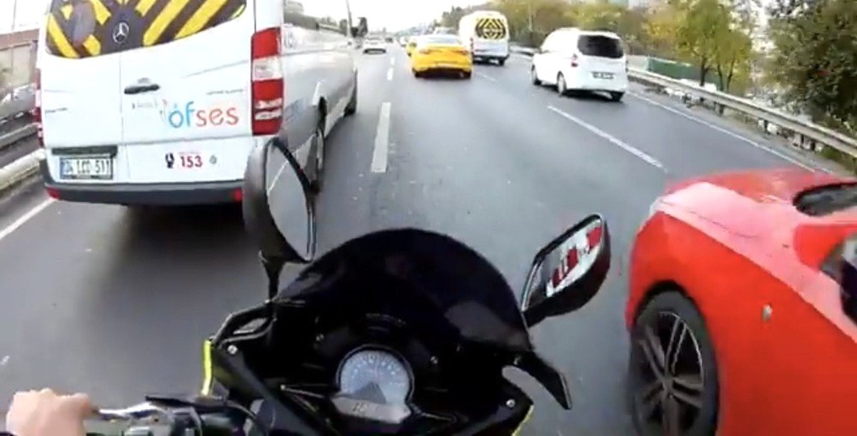 (Özel) Motosikletli maganda mega kentte trafiği birbirine kattı