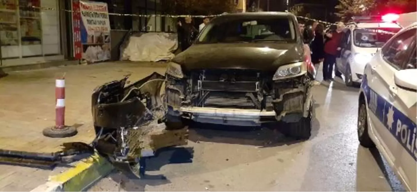 Polisten kaçan şüpheliler park halindeki 6 otomobile  çarptı: 2 yaralı( EK FOTOĞRAFLARLA)