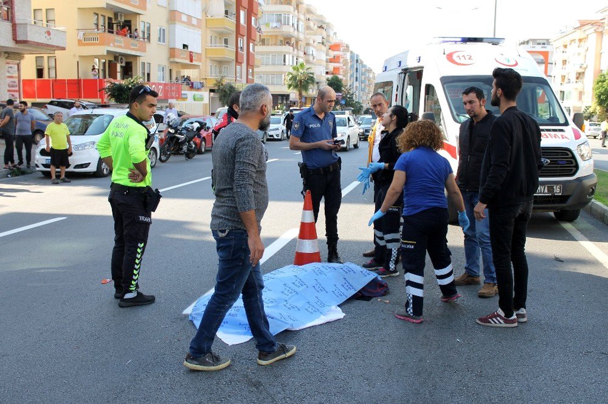 Sürat motosikletinin çarpıp otomobilin ezdiği kadın hayatını kaybetti