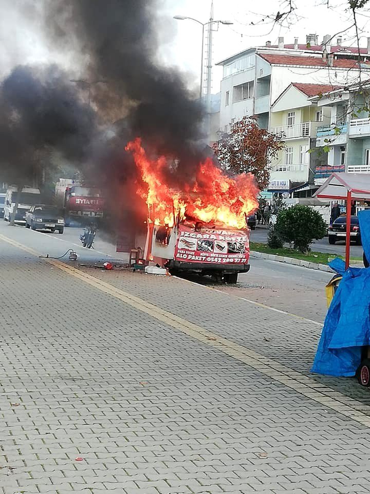 Tüpü patlayan köfte karavanı alev alev yandı