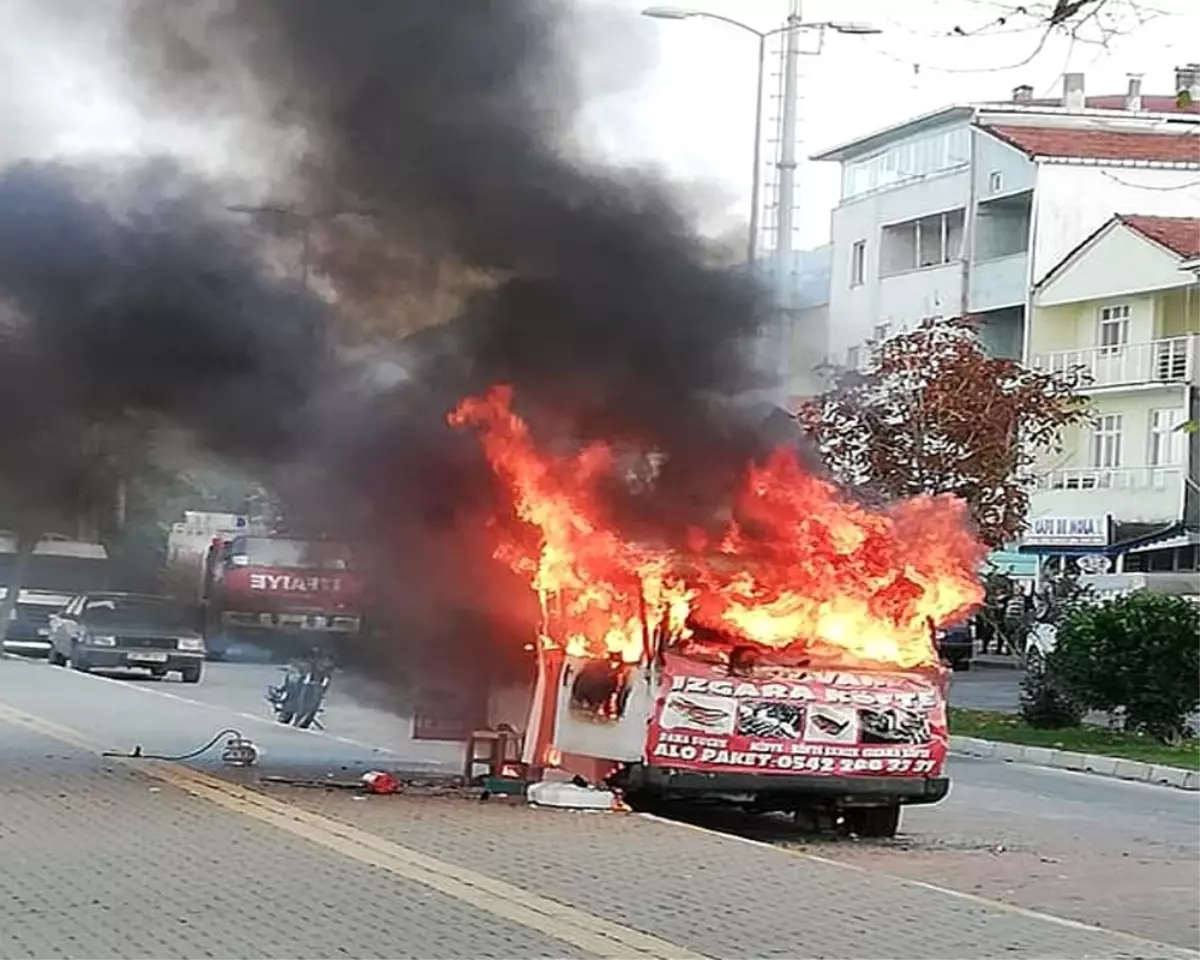 Tüpü patlayan köfte karavanı alev alev yandı