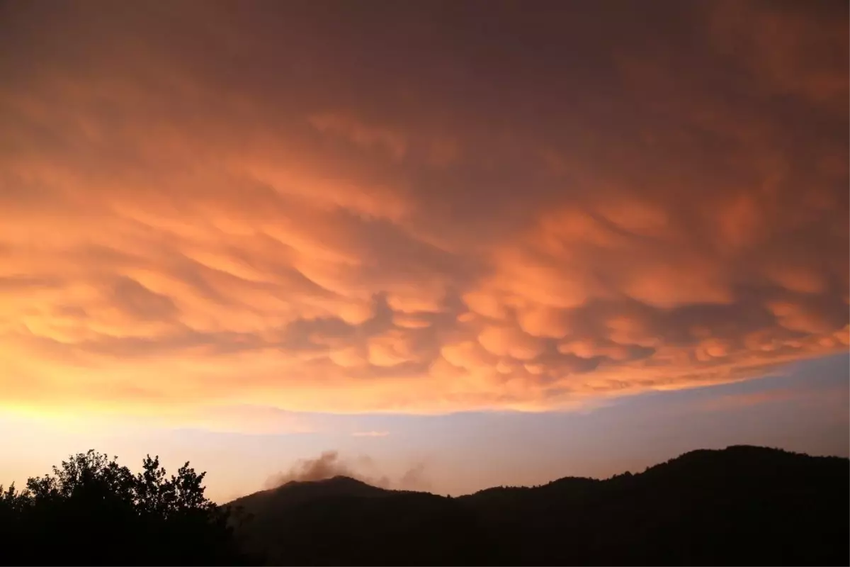 Türkiye\'de ender görülen memeli bulutlar Hatay\'da görüntülendi