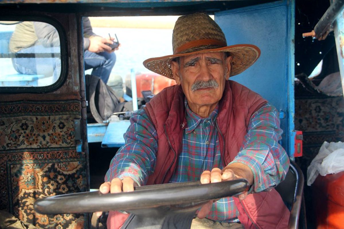 Yerli "Robinson Crusoe" Ziya Dede, adasında kışa hazırlanıyor