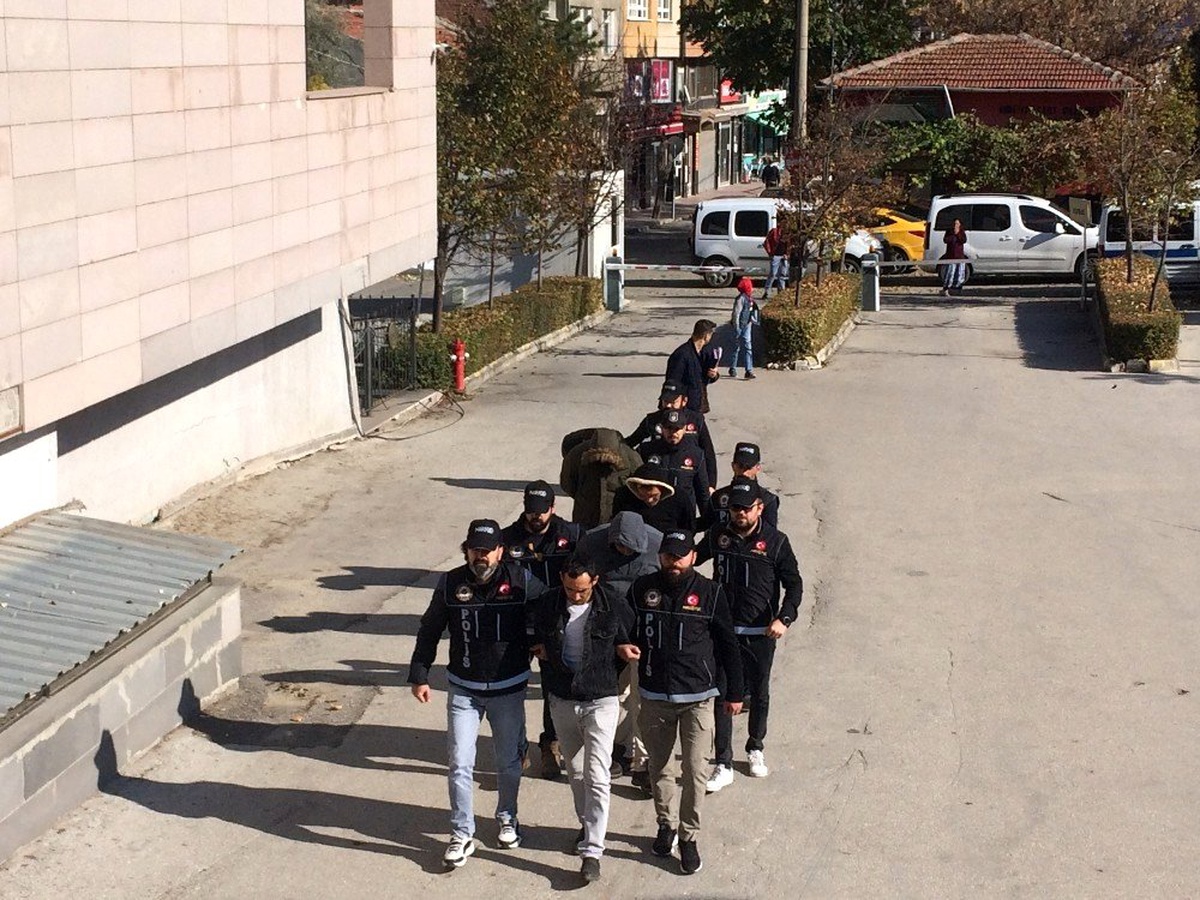 Zehir taciri 5 zanlı tutuklandı