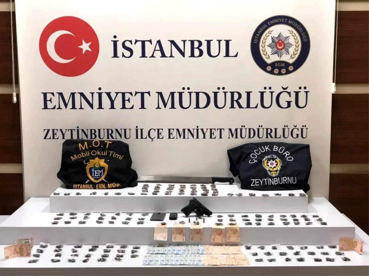 Zeytinburnu\'nda polis meyve sandıkları arasında uyuşturucu ele geçirdi