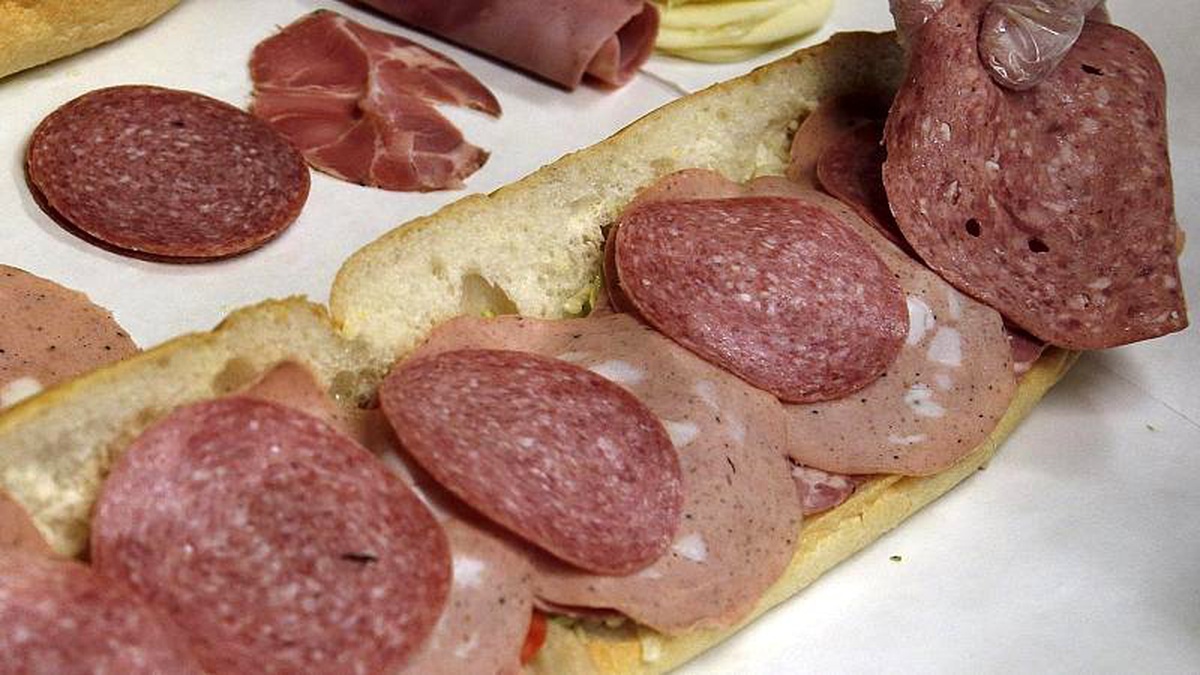 Almanya\'da 25 cana mal olan listeria skandalı büyüyor: 26 ülkeye satılan etler geri çağrıldı