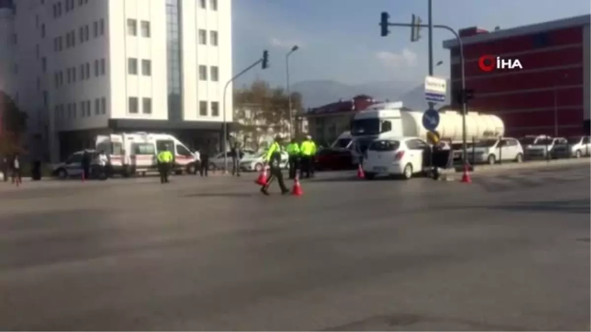 Aynı yerde meydana gelen 2 farklı kazada 4 kişi yaralandı