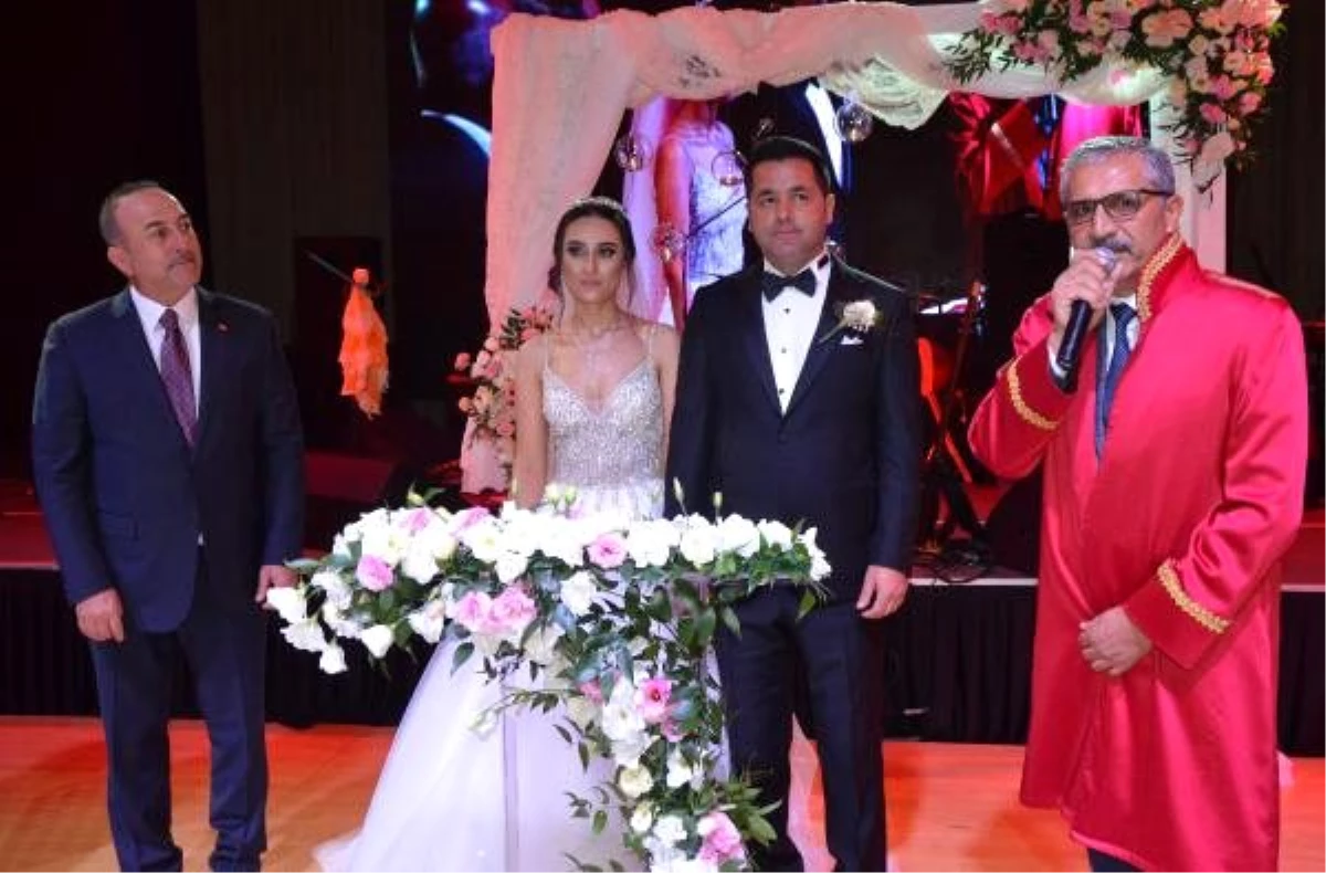 Bakan Çavuşoğlu, golf hocasının nikah şahidi oldu