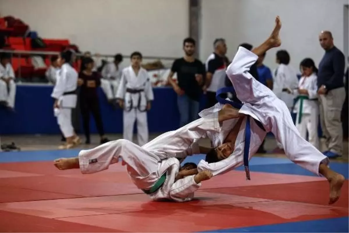 Bakan Kasapoğlu, 2\'nci Japonya Büyükelçisi Judo Turnuvası\'nı izledi