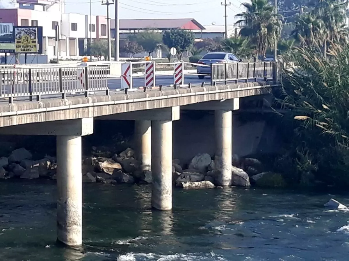 Berdan Köprüsünün korkulukları onarılmayı bekliyor