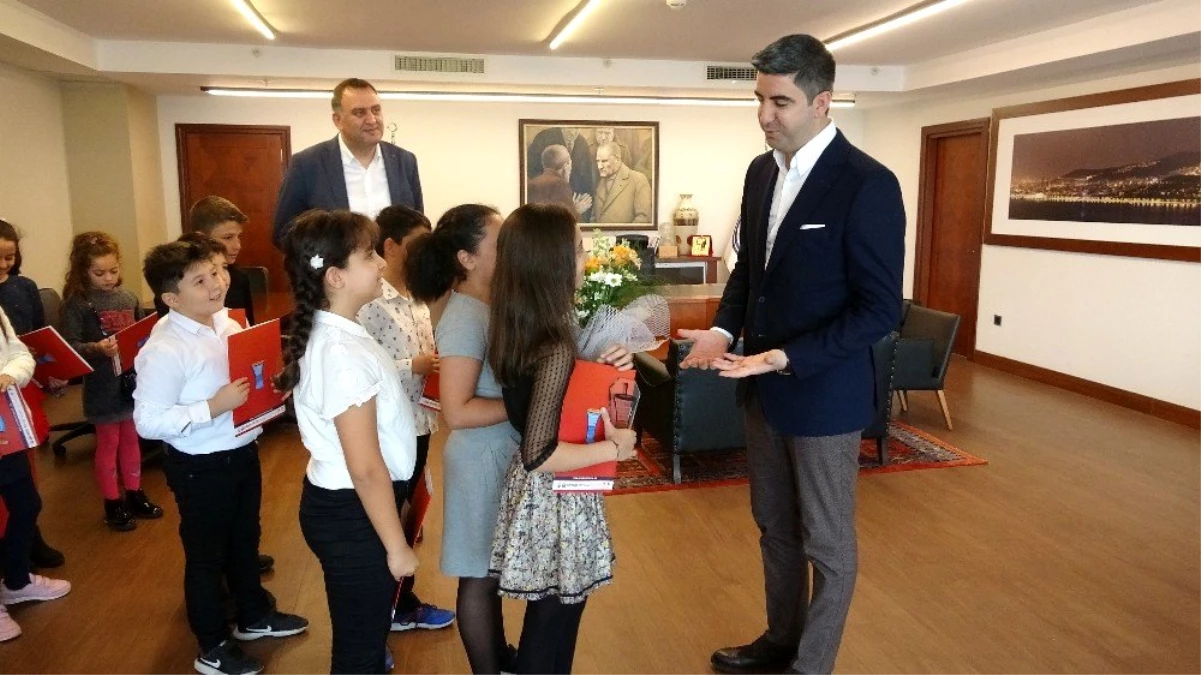 Birincilik elde eden Sanat Akademisi öğrencilerinden Başkan Gökhan Yüksel\'e ziyaret