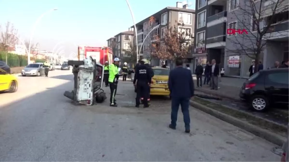 Düzce kamyonet otomobillere çarptı 1 yaralı