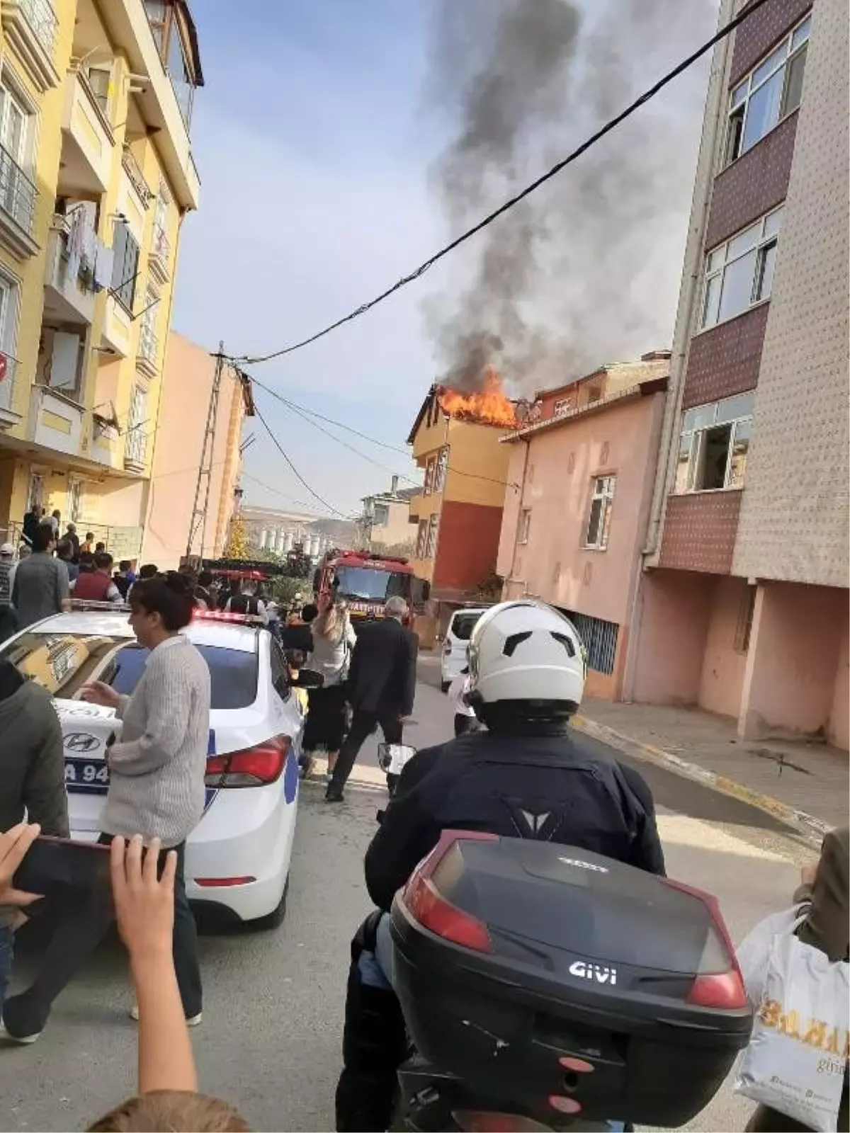 Ek fotoğraflarla geniş haber//Pendik\'te 3 katlı binanın çatısı alev alev yandı