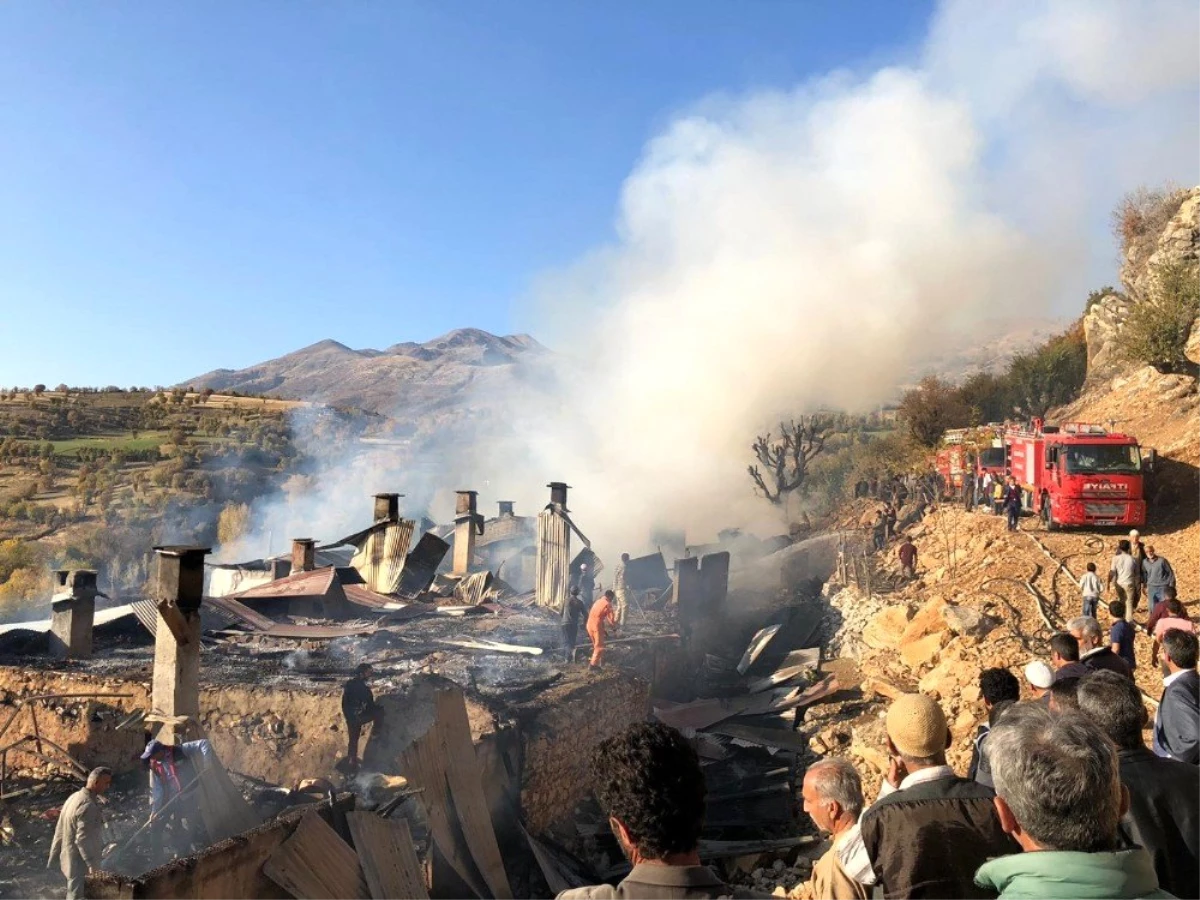 Elazığ\'da bir köyde 6 ev yandı