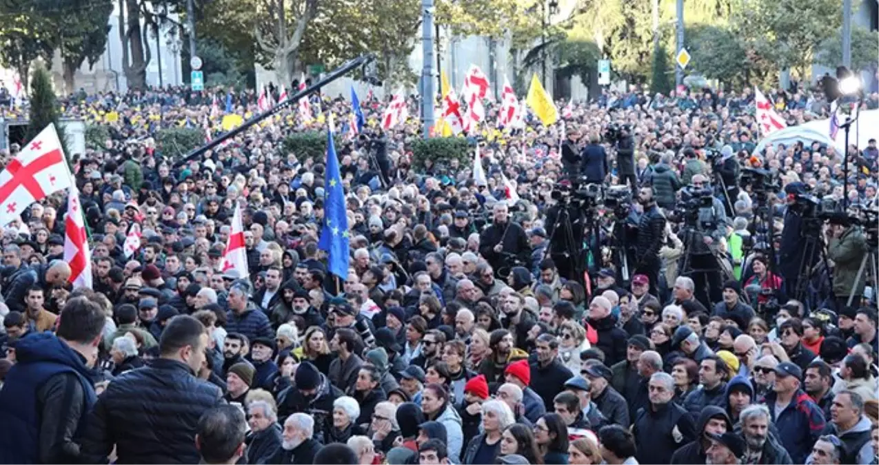 Gürcistan\'da erken seçim çağrısı yapan eylemciler parlamentoyu kuşattı