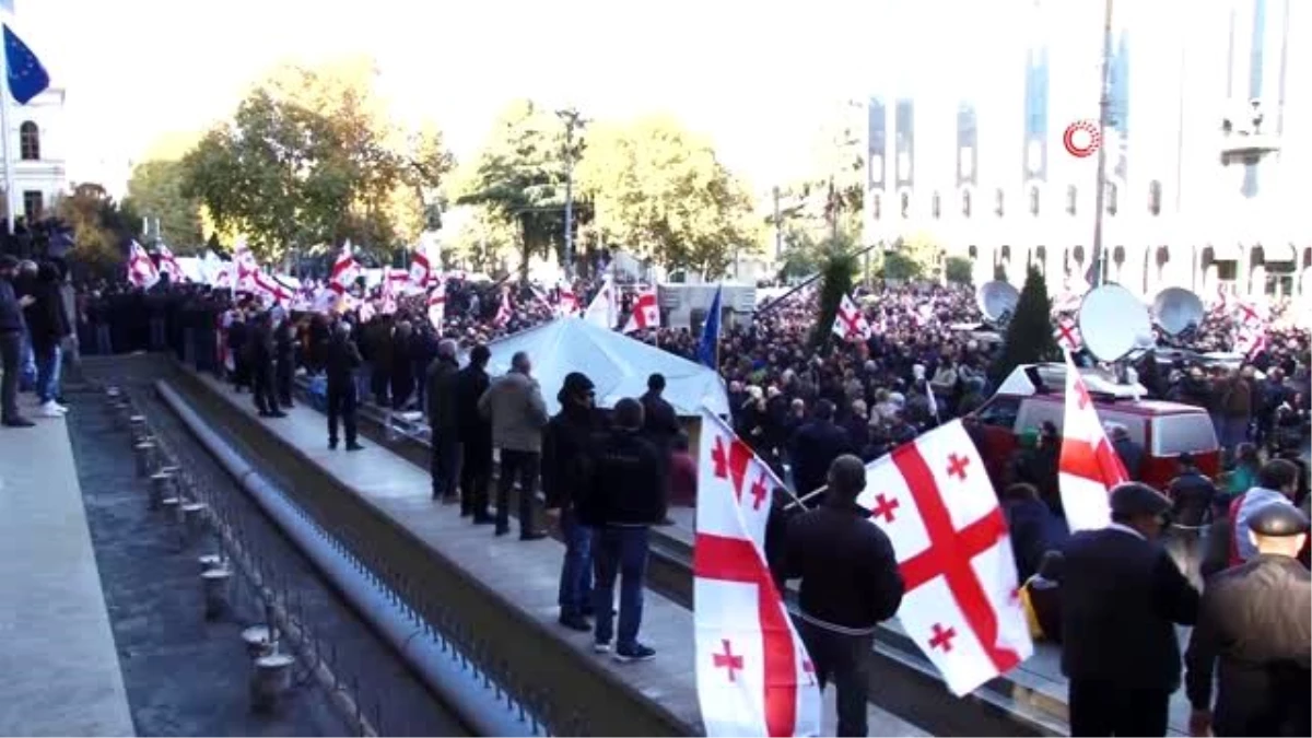 Gürcistan\'da halk seçim eylemindeBinlerce kişi parlamento önünde çadır kurdu
