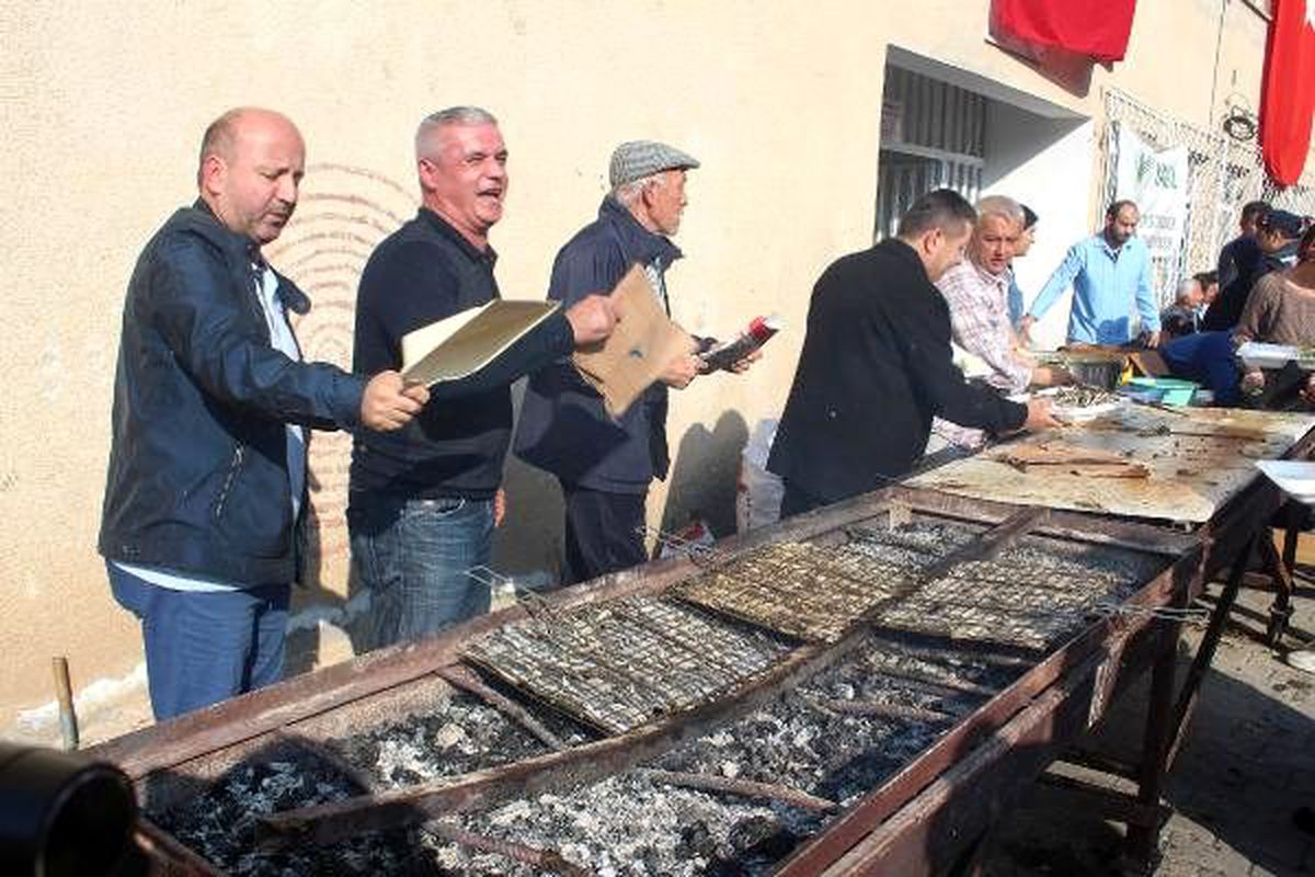 \'Hamsi Şenliği\'nde 2 ton hamsi tüketildi