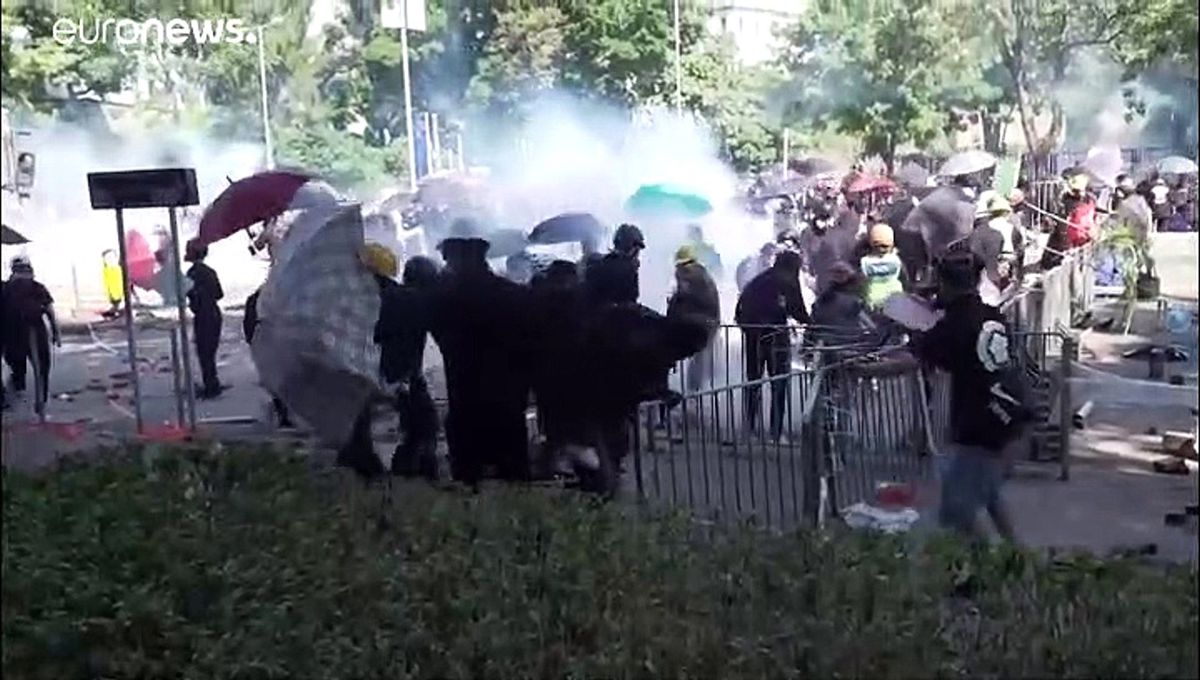 Hong Kong\'da üniversitelere sıçrayan gösteriler sürüyor, polis okla bacağından vuruldu