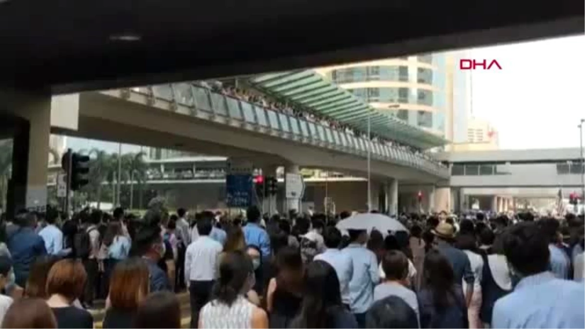 Hong kong\'ta işgal altındaki üniversite polis tarafından kuşatıldı