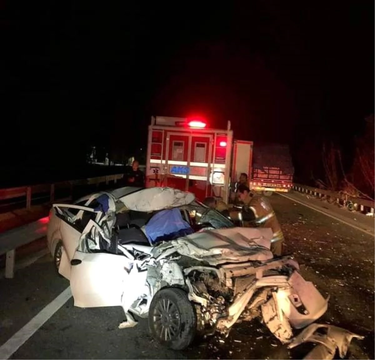 İzmir\'de otomobil kamyona çarptı: 1 ölü
