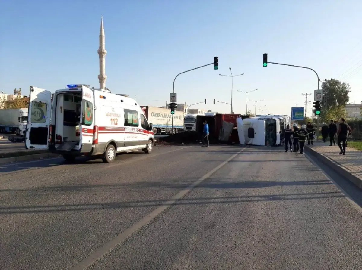 Kamyon devrildi, kasasındaki çeltik yola saçıldı: 1 yaralı