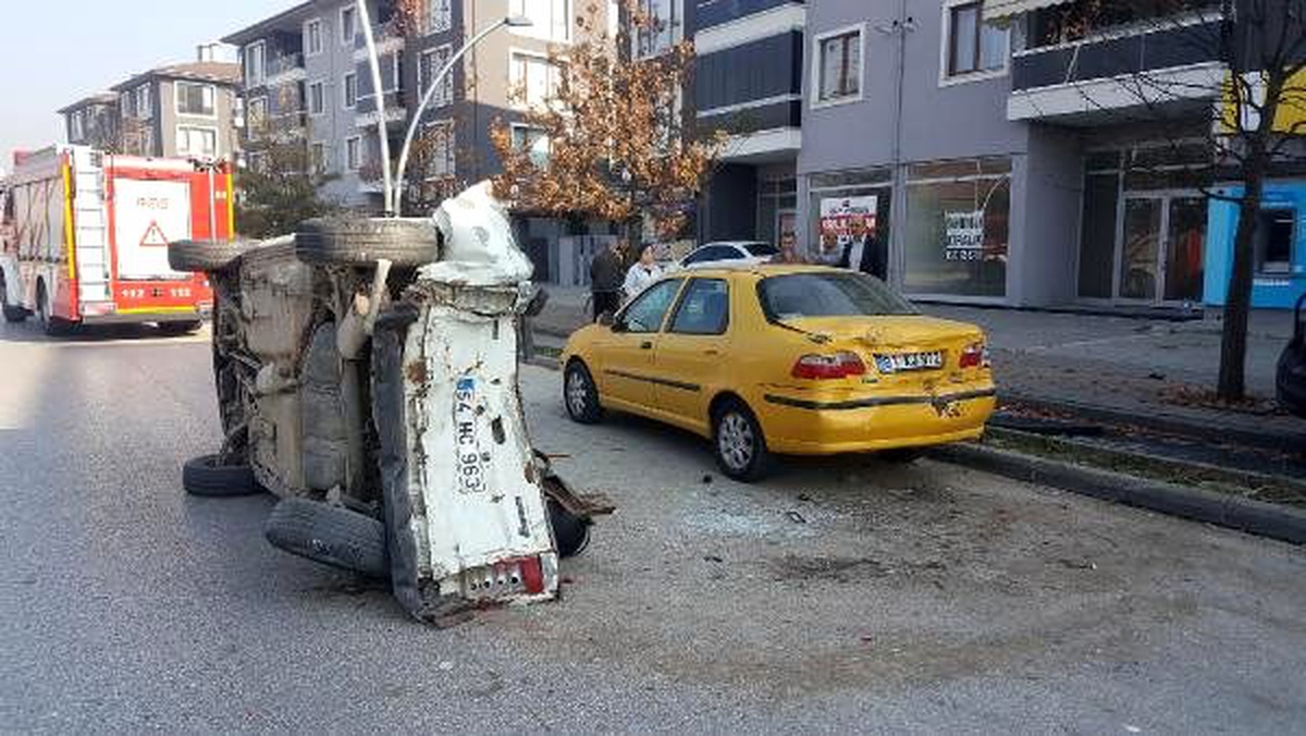 Kamyonet, otomobillere çarptı: 1 yaralı