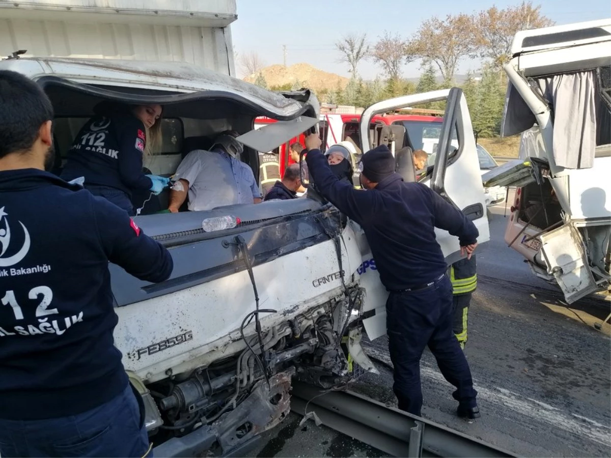 Kocaeli TEM\'de turistleri taşıyan midibüse kamyonet çarptı: 2\'si ağır 5 yaralı