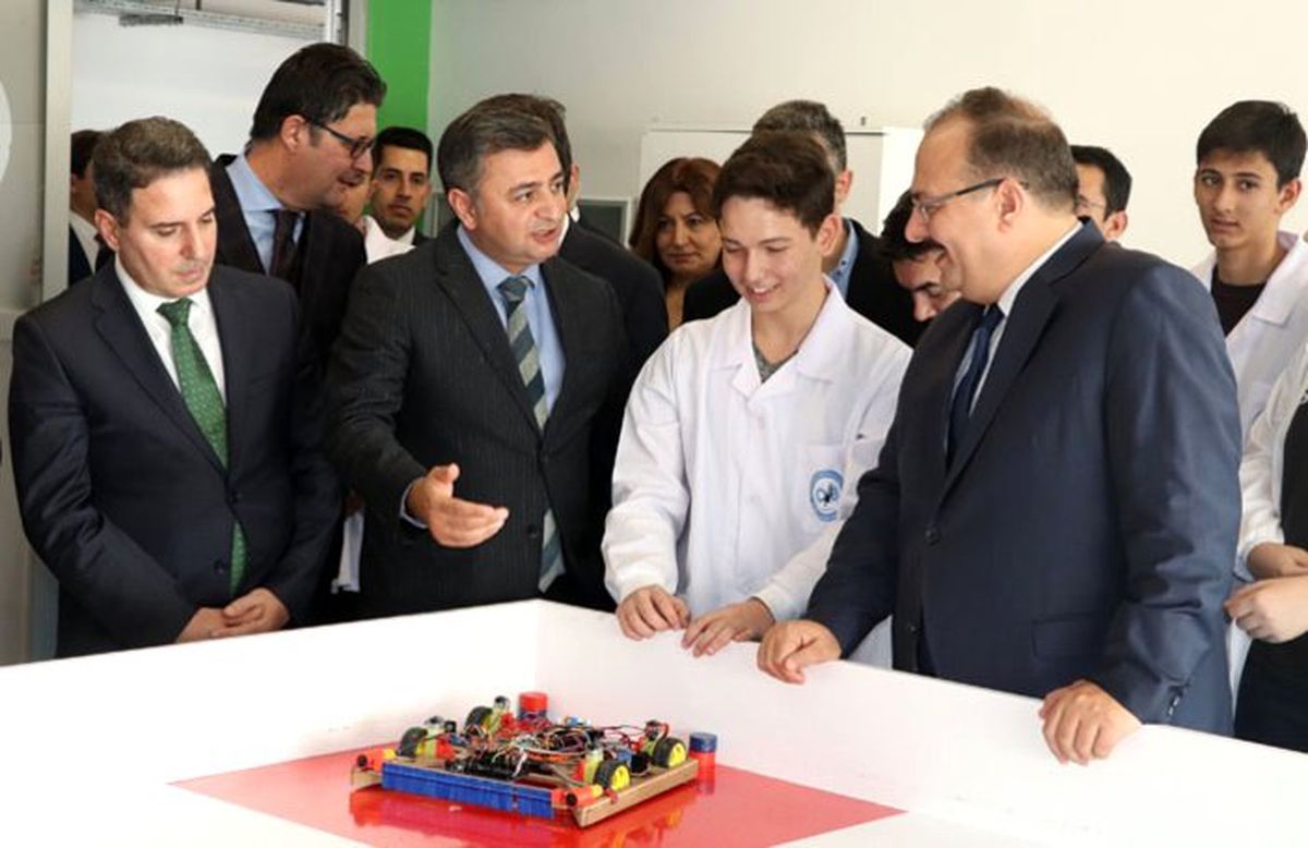 Okullarda eğitimi verilen alanlar sektörle birlikte dizayn edilecek