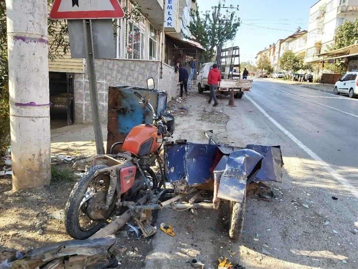 Önce dondurmacının motosikletine çarptı, sonra dükkana girdi