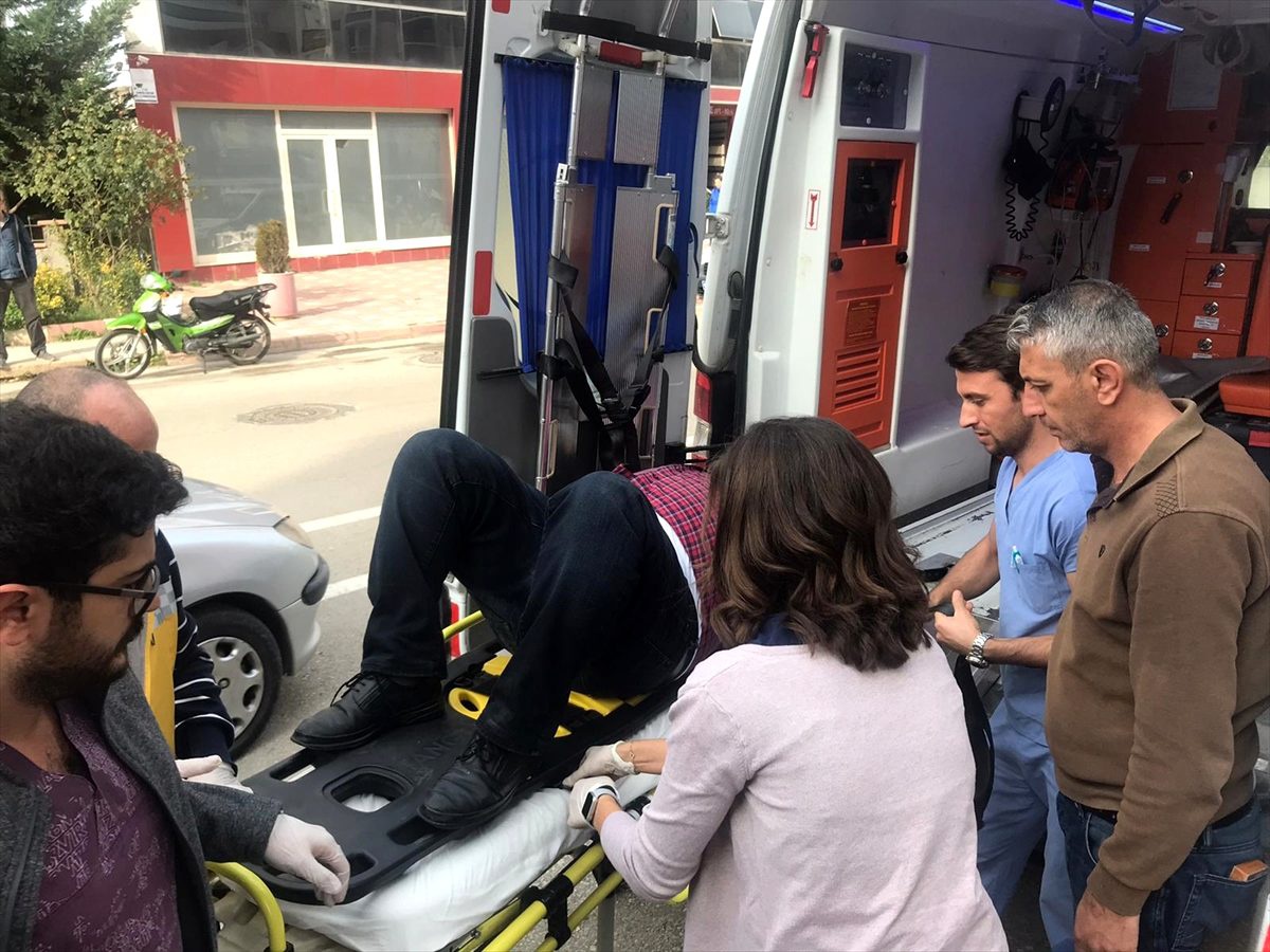 Orhangazi\'de kontrolden çıkan otomobil kaldırımda yürüyen kişiye çarptı